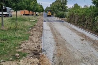 ​Na nowej ścieżce rowerowej w Lesznie już kładą asfalt [ZDJĘCIA]