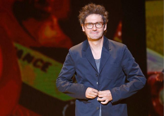 Kuba Wojewódzki pozuje w objęciach z partnerką na tle morza. Miał coś do przekazania