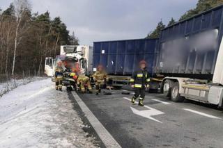 Wypadek na A4 w rejonie węzła Skawina. Są osoby zakleszczone, autostrada zablokowana