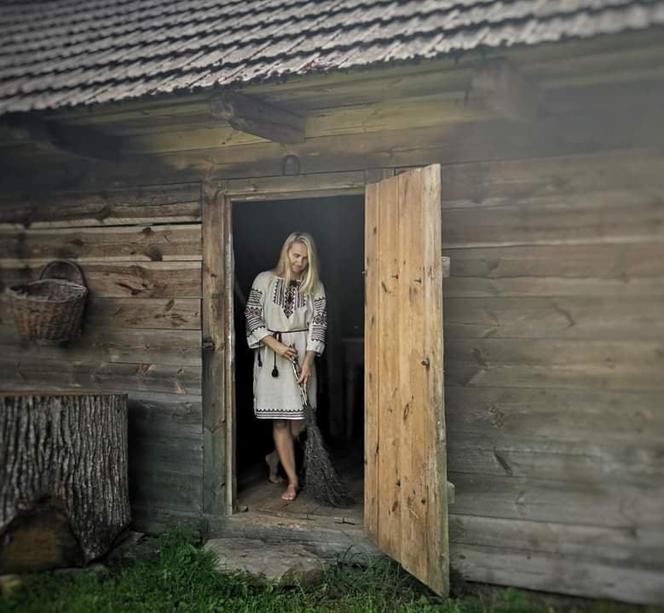 Marzenia trzeba realizować. Monika Dygas realizuje je krok po kroku. Chata Szeptuchy już stoi
