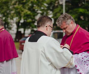 Kanoniczne objęcie diecezji sosnowieckiej przez bp. Artura Ważnego. Dał się poznać jako odważny