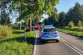 Tragedia na drodze pod Olsztynem. Kierowca skody zderzył się z drzewem. Nie żyje