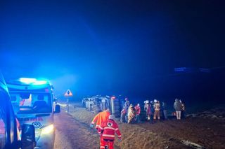 Wlonice. Wypadek busa. Pojazd wylądował na boku. Podróżowało nim 19 osób