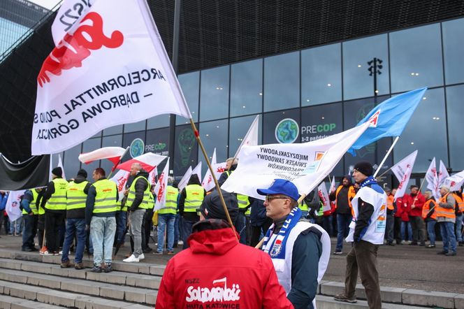 Protest "Solidarności" w Katowicach przed MCK. Chodzi o konferencję klimatyczną PRECOP