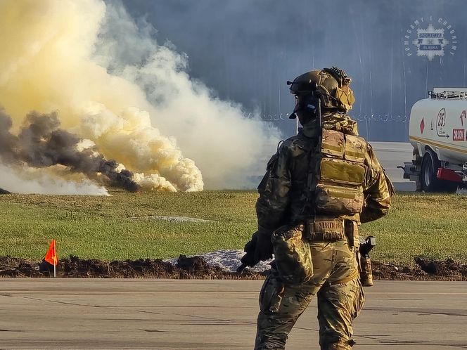 Awaryjne lądowanie samolotu pasażerskiego z terrorystami na pokładzie. Widowiskowe ćwiczenia służb na lotnisku w Katowicach