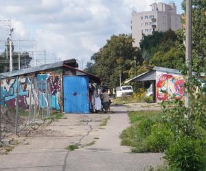 Zdemolowane rudery niemal w centrum Olsztyna. „Smród bywa podobno nie do zniesienia” [ZDJĘCIA]