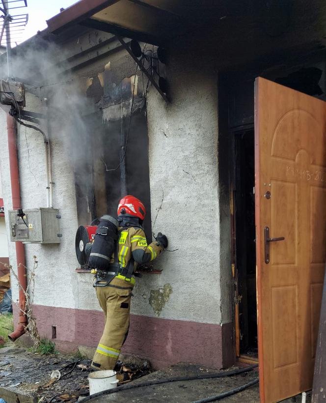 PILNE! Pożar domu na ulicy Dolnej w Starachowicach. Jedna osoba w szpitalu