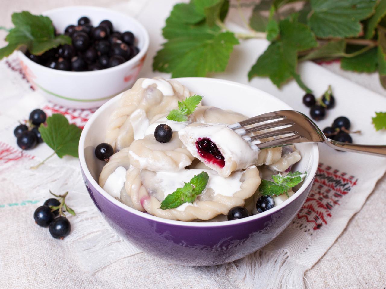 Pierogi z porzeczkami: łatwy przepis na pierogi z owocami [WIDEO]