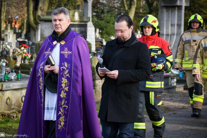 Tłumy na pogrzebie Pawła. Dziennikarz i druh OSP spoczął na cmentarzu we Włocławku