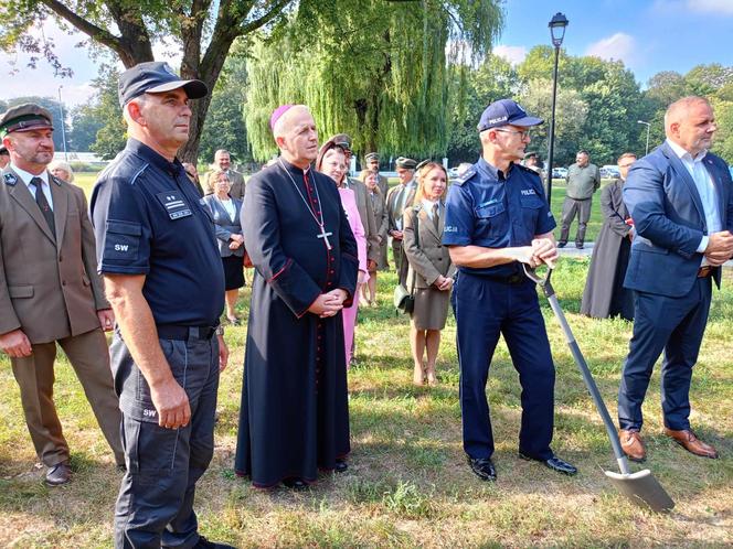 Trzy młode buki purpurowe na Skwerze Leśników Polskich wspólnie zasadzili pracownicy Nadleśnictwa Siedlce i Lasów Państwowych, władze miasta Siedlce i radni.