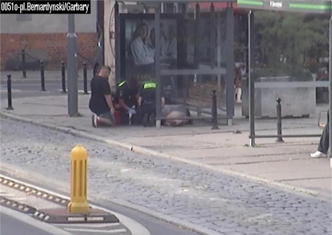 Kobieta leżała na chodniku w centrum Poznania. Pomogli jej strażnicy miejscy