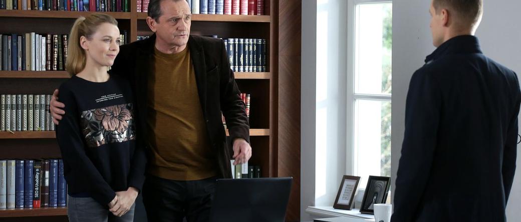 M jak miłość odc. 1210. Piotrek Zduński (Marcin Mroczek), Olga Górecka (Katarzyna Grabowska), Górecki (Wojciech Wysocki)