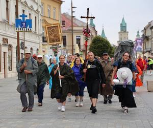 Lubelska Piesza Pielgrzymka na Jasną Górę 2024. Pątnikom deszcz niestraszny!