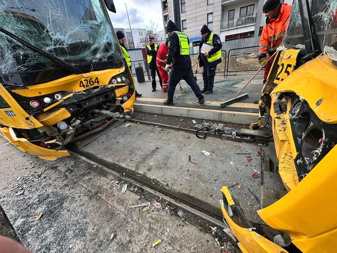 Zderzenie dwóch tramwajów w Warszawie. Wiele osób rannych