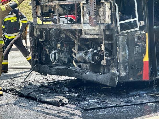 Autobus miejski w ogniu! Wielkie płomienie buchały na Ursynowie, cały się spalił