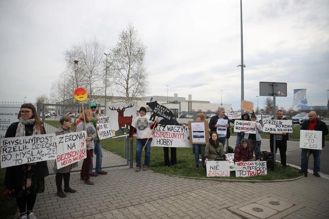 Targi łowiectwa w Krakowie. Przed Halą EXPO protestowali obrońcy zwierząt