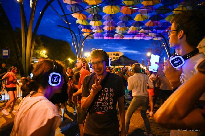 Białystok. Silent Disco pod parasolkami