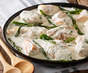 Przebój sezonu: soczysta pierś z kurczaka w sosie śmietanowo-szparagowym