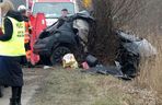 Poważny wypadek pod Warszawą. Malutki peugeot uderzył w drzewo. Nie żyją dwie osoby