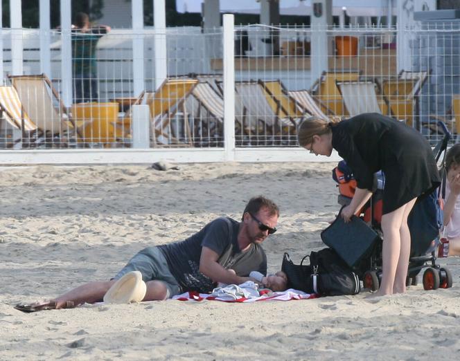 ANDRZEJ CHYRA I PAULINA JAROSZEWICZ Z SYNKIEM NA PLAŻY