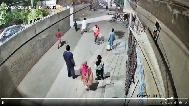 Lew rzucił się na dzieci i kobietę pośrodku ulicy! Oto, co stało się potem