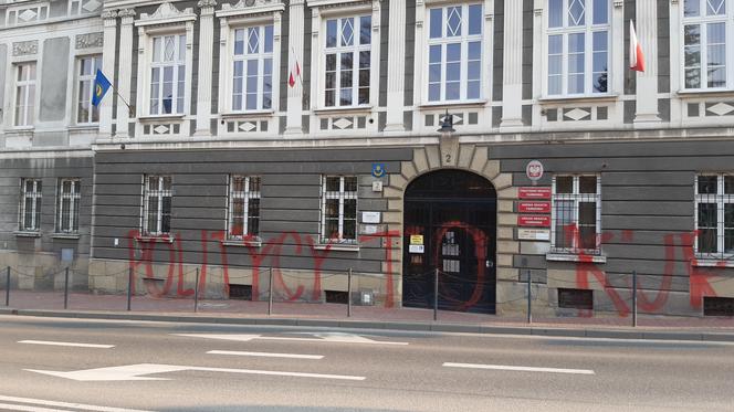 Budynek urzędu miasta w Tarnowie oszpecony!