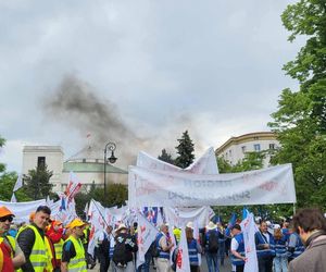Protest hutników w Warszawie. Idą od Sejmu do Kancelarii Premiera