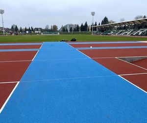 Ostatnie dni remontu stadionu w Starachowicach. Na bieżni pojwiły się tory