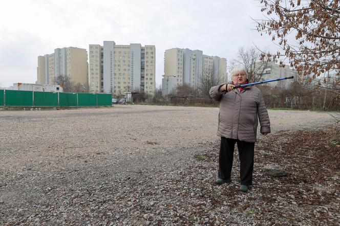 Błoto zamiast czystego chodnika. "Straciłam buta w tym bagnie!"