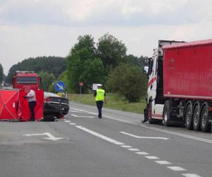 Makabryczny wypadek na DK 60. TIR zmasakrował osobówkę. Jedna osoba nie żyje