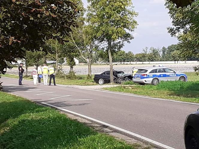 Auto 39-latki huknęło w drzewo i zmieniło się w kupę pogiętego złomu. Tragiczny wypadek w Zygmuntowie