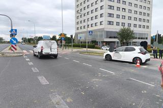 Motocykl zmiażdżony, kierowca pod busem