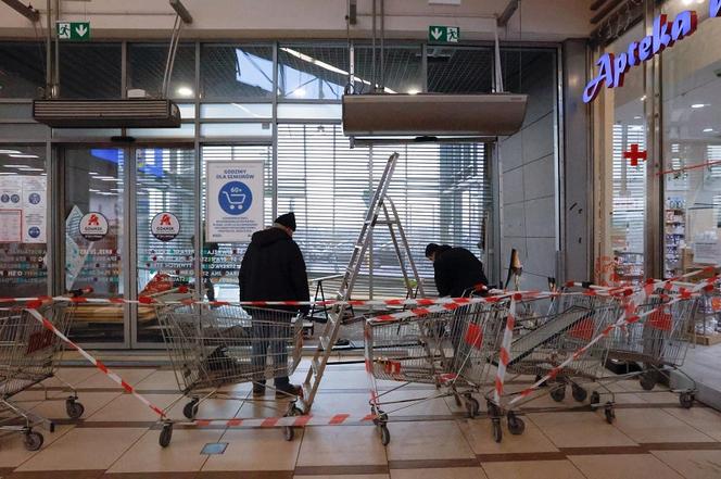 Gdańsk: Autem STARANOWALI drzwi galerii handlowej. OKRADLI jubilera i uciekli