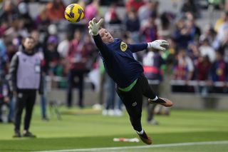 Barcelona - Deportivo: Zwieźli piłkarza na noszach po groźnym zderzeniu