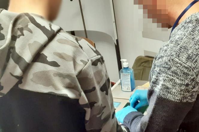 Łomża. Podlaskie. Litwini uciekali przez policjantami, bo UKRYWALI coś w samochodzie 