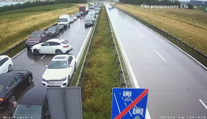Jechali na A4 pod prąd "korytarzem życia". Namierzyła ich policja.