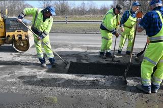 Drogowcy z Tarnowa ruszyli do łatania dziur w drogach. Gdzie zgłaszać uszkodzenia jezdni? 