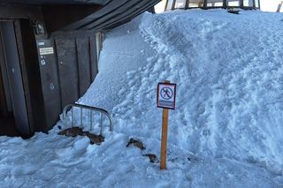 Na Śnieżce grodzą się przed pseudo turystami. „Wchodzą na oblodzony dach obserwatorium”