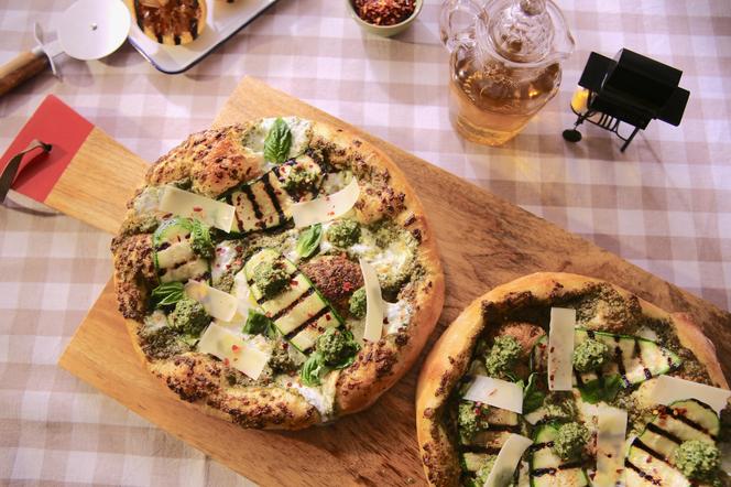Pizza z cukinią z pesto z bazylii i mięty: przepis Molly Yeh