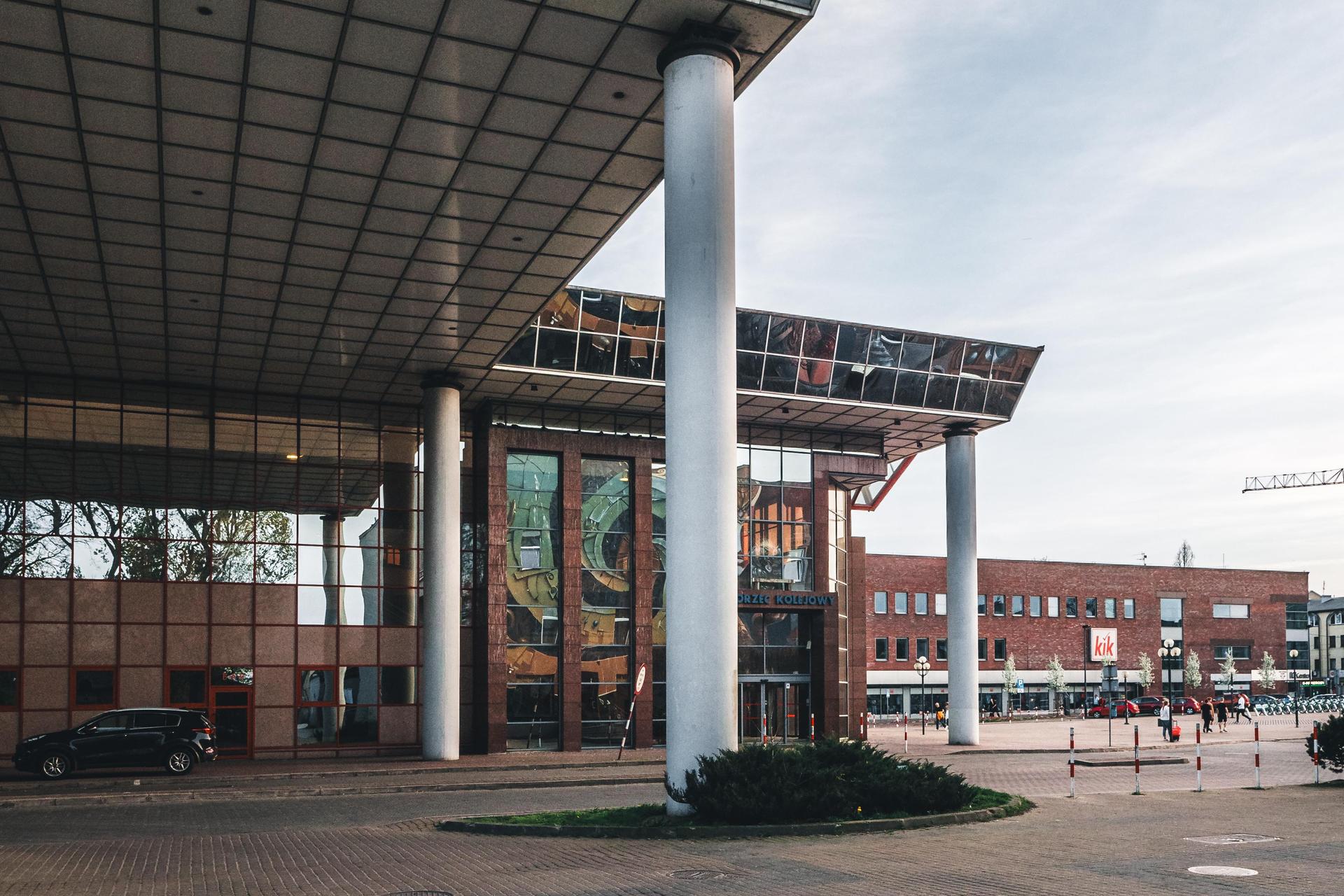 Dworzec kolejowy w Częstochowie - zdjęcia. Tak dziś wygląda ikona lat 90. 