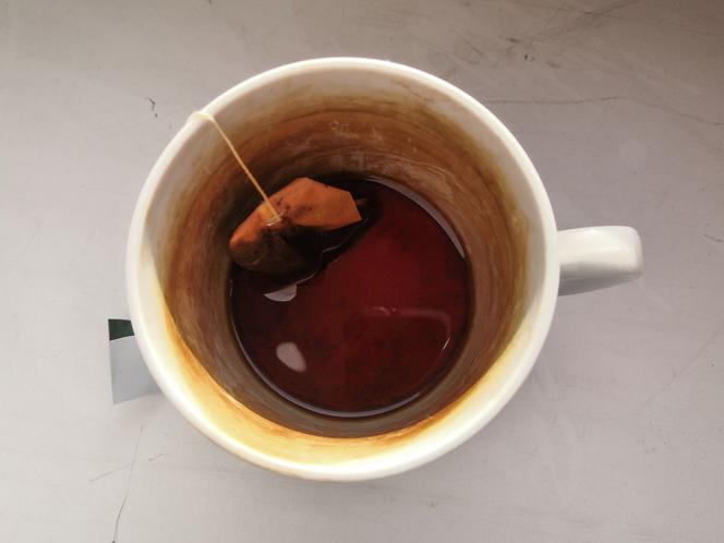 Usuwanie z kubków osadów po kawie lub herbacie