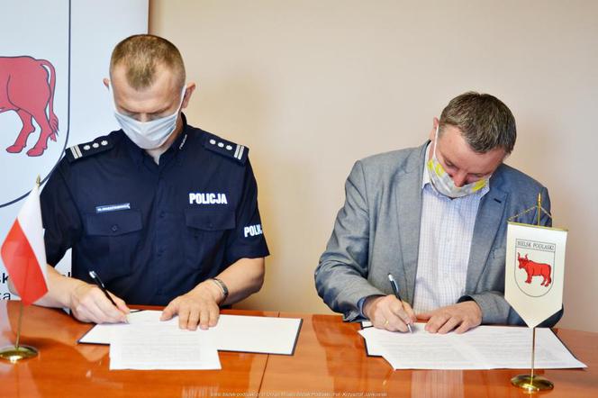 Burmistrz Bielska Podlaskiego i komendant powiatowy policji podpisują porozumienie