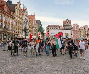 Głośny protest na Rynku we Wrocławiu przeciwko działaniom Izraela.„To nasz moralny obowiązek”
