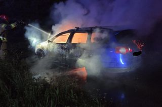 Ogień zaczął buchać z samochodu. Pilna akcja strażaków  