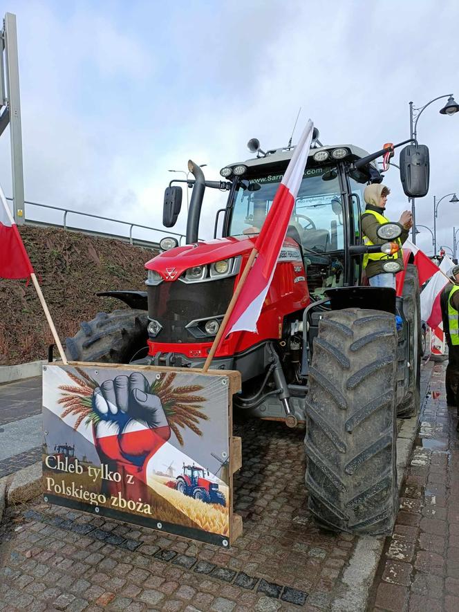 Trwa protest rolników. Drogi na Pomorzu są sparaliżowane. Gdzie trwają utrudnienia? 