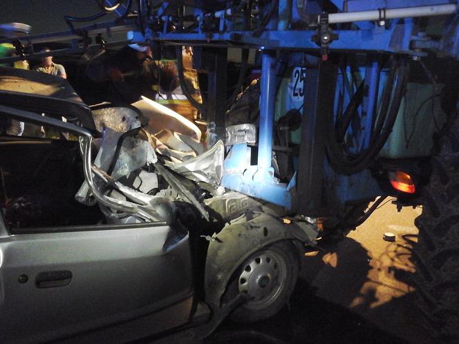 Knorydy. DK 19. Śmiertelny wypadek. Skoda wbiła się w tył opryskiwacza rolniczego