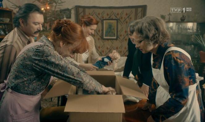 Stulecie Winnych 4 odcinek 42 (odc. 3). Mania (Magdalena Walach), Andzia (Barbara Wypych), Jerzyk (Andrzej Andrzejewski), 
