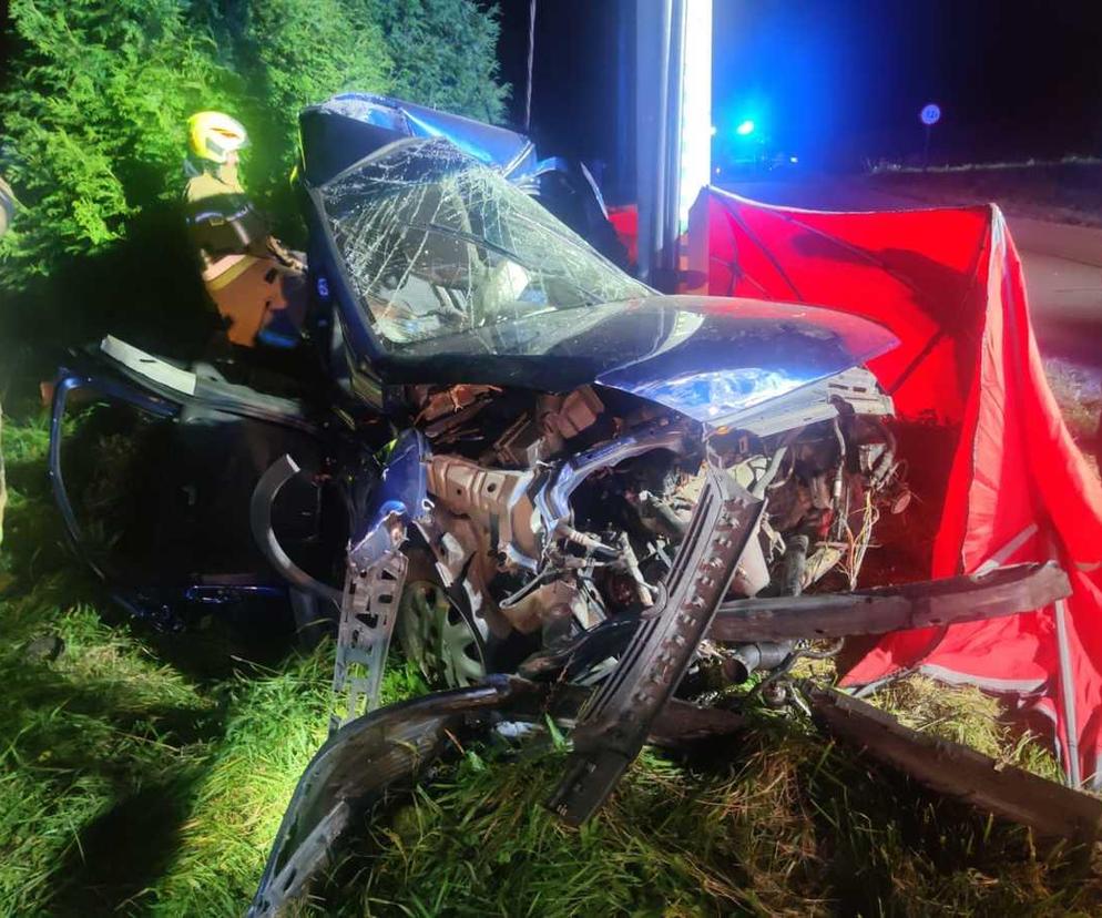 Tragiczny wypadek pod Tarnowem. Zginął 18-letni kierowca opla, ranna została 15-latka