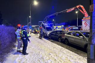 Karambol w Warszawie. Jeden samochód na dachu drugiego