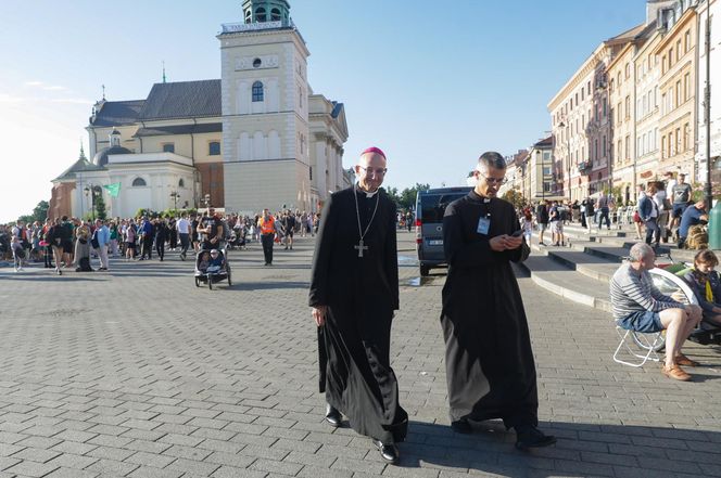 Metropolita warszawski abp Adrian Galbas po mszy świętej dla uczestników 45. Warszawskiej Akademickiej Pieszej Pielgrzymki Metropolitalnej na Jasną Górę